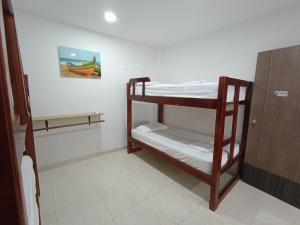 科韦尼亚斯Cabaña la Isla-Coveñas的客房设有两张双层床和一台冰箱。