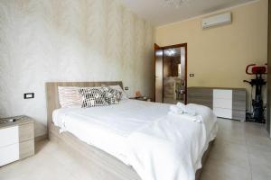 都灵[Reni House]-Bright apartment+free park的一间卧室配有一张带白色床单的大床