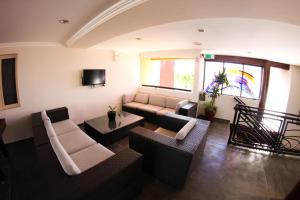 Punto FijoSanta Fe Inn Hotel的带沙发和电视的客厅