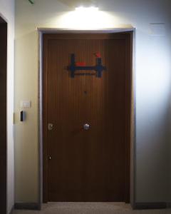 巴勒莫Hostelò - Luxury Hostel的门上挂着标牌,放在房间里
