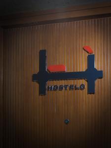 巴勒莫Hostelò - Luxury Hostel的墙上有医院标志,有两张凳子