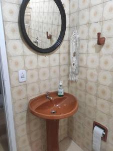 新弗里堡Casa Em Olaria, Nova Friburgo, Rua Manoel Lourenço Sobrinho 63 Fundos的浴室设有棕色水槽和镜子