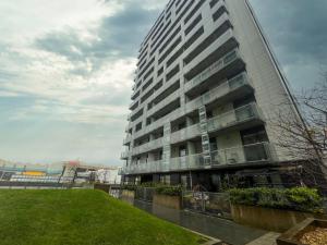 格拉斯哥Riverside Retreat with Spectacular Views Glasgow的前面有草地的高楼