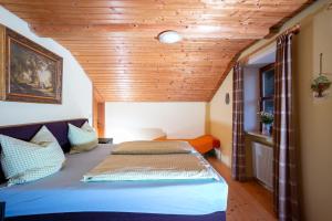 基姆湖畔普林Ferienwohnung Hötzelsperger的一间卧室设有一张木天花板床。