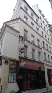 巴黎德格尔巴黎圣母院酒店的街道拐角处的白色大建筑