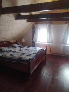 RaspenavaChata Naděje的一间卧室设有一张床和两个窗户。