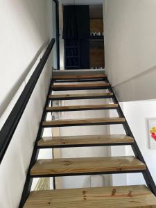 马德普拉塔Alfar Hostel的房间里的一组木楼梯