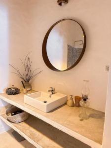 格兰杜拉Papoila的浴室设有白色水槽和镜子