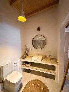 格兰杜拉Papoila的浴室配有白色卫生间和盥洗盆。
