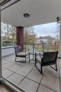 韦茨拉尔Luxus am Park Altstadt-Barrierefrei-Parkplatz的阳台配有两把椅子和一张桌子