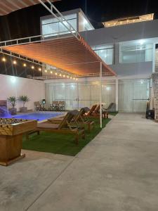 La PuntaDepartamento de playa con piscina en estreno的一座大建筑,里面有很多桌子