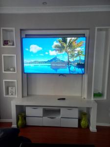Kitengela Amreff Nyumbani villas的客厅设有壁挂式平面电视。
