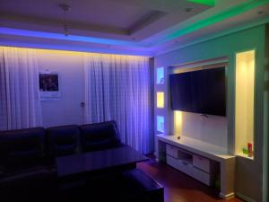 Kitengela Amreff Nyumbani villas的带沙发和平面电视的客厅