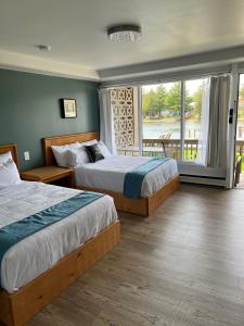 萨波海滩Kit Wat Motel & Marina的一间卧室设有两张床和大窗户