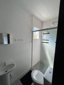 弗洛里亚诺波利斯Pousada Tamatoa Suítes的白色的浴室设有卫生间和水槽。
