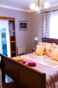 维纳德马CasaMatta的一间卧室设有一张紫色墙壁的大床