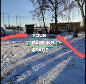 DösjebroLyckans Lodge的雪地里停车位的标志