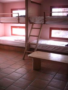 圣让皮耶德波尔科基尔拿破仑度假屋的带三张双层床和长凳的房间