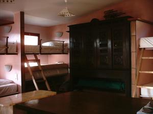 圣让皮耶德波尔科基尔拿破仑度假屋的客房设有双层床、桌子和橱柜。