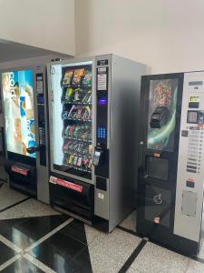 马林加Elo Hotels Express的两个自动售货机彼此相邻