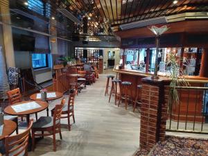 凯米耶尔维梅斯塔林基瓦里酒店的一间带桌椅的餐厅和一间酒吧