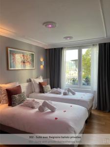 里尔奥30号旅馆的配有窗户的酒店客房内的两张床
