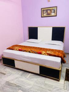 哈里瓦Hari Ganga Near By Bus And Railway Station的双床间设有2张单人床。
