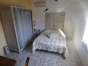博凯尔Chambre d'Hôtes entre Provence et Camargue的一间小卧室,配有床和窗户