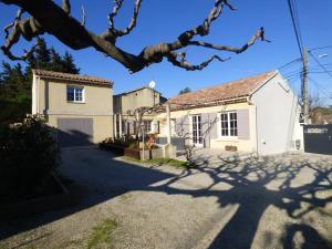 博凯尔Chambre d'Hôtes entre Provence et Camargue的享有房屋和树木的景色