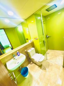 吉隆坡Vortex Suites KLCC by UNIQUE的浴室配有卫生间、盥洗盆和淋浴。