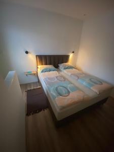 Crni VrhBlue Lagoon Apartments的一张床上,房间光线充足
