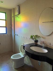 甲米镇Grandmom Place的一间带水槽、卫生间和镜子的浴室