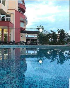 乌尔齐尼Imperial Hotel的大楼前的游泳池