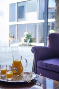 拉纳卡Lokàl Boutique Hotel的桌上的一杯橙汁