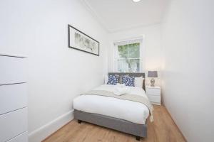 伦敦2 Bed Piccadilly Apartment- 3的白色的卧室设有床和窗户