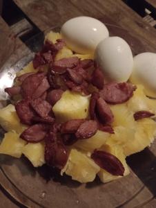 卡马萨里Cabana bem - ti - vi的上面有鸡蛋和培根的一小块食物