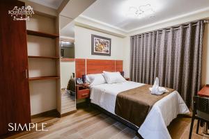 瓦努科Hotel Kapadokya的配有一张床和一张书桌的酒店客房