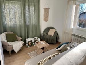 安锡Appartement 4 à 6 pers Annecy的客厅配有床、椅子和桌子