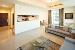 Marina Two Bedroom With Balcony - KV Hotels的休息区