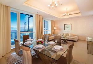 迪拜Marina Two Bedroom With Balcony - KV Hotels的用餐室以及带桌椅的起居室。