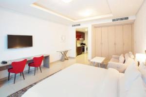 迪拜Marina Studio - KV Hotels的带沙发和红色椅子的客厅