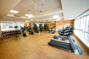 迪拜Marina Studio - KV Hotels的健身房,配有跑步机和有氧运动器材