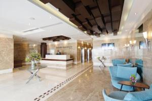 迪拜Marina Studio - KV Hotels的大堂,设有蓝色椅子和柜台