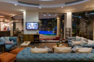 麦地那فيلا كامله للايجار اليومي的客厅配有蓝色的沙发和电视