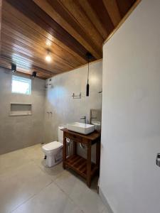 沙帕达-杜斯吉马朗伊斯Pousada Vila Margarida的一间带水槽和卫生间的浴室