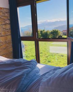 拉斯特雷斯Tela Marinera的一间卧室设有一张床和一个美景窗户。