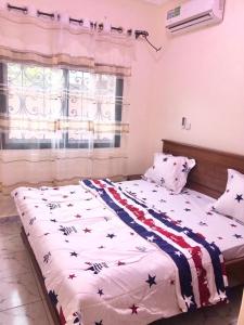 EmanaRESIDENCE E.P的卧室里一张带美国国旗毯子的床