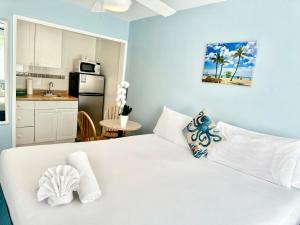 好莱坞圣莫里斯海滩宾馆的带厨房的客房内的一张白色床