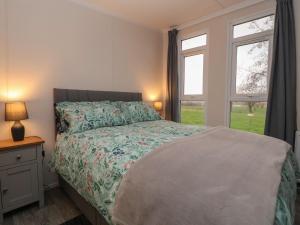 马基特德雷顿Holmside的一间卧室设有一张床和两个窗户。