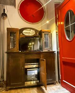维尔纽斯Matilda's lovely 2-bedroom house的厨房配有微波炉和炉灶。